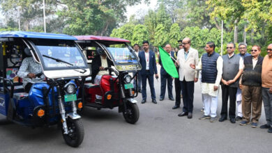 रायपुर : राज्यपाल डेका ने सरस्वती शिक्षा संस्थान को प्रदान किए चार ई- रिक्शे