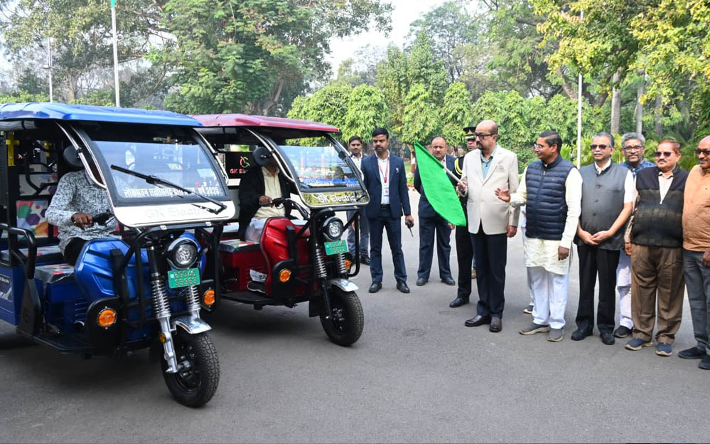 रायपुर : राज्यपाल डेका ने सरस्वती शिक्षा संस्थान को प्रदान किए चार ई- रिक्शे रायपुर : राज्यपाल डेका ने सरस्वती शिक्षा संस्थान को प्रदान किए चार ई- रिक्शे