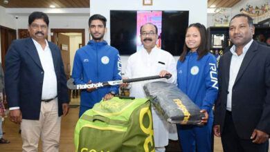रायपुर : उप मुख्यमंत्री अरुण साव ने नेशनल सेंटर ऑफ एक्सीलेंस में परफॉर्मेंस असेसमेंट के लिए चयनित खिलाड़ियों को दिए हॉकी किट