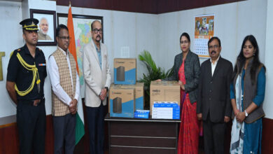 रायपुर : राज्यपाल डेका ने कस्तूरबा गांधी बालिका आवासीय विद्यालय को प्रदान किए पांच कम्प्यूटर