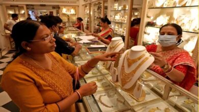 सोना-चांदी की बढ़ती कीमतों से व्यापारियों में संकट, सालों बाद लोग गिरवी जेवर छुड़ाने पहुंच रहे