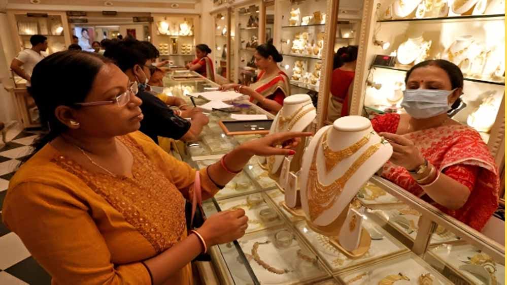 सोना-चांदी की बढ़ती कीमतों से व्यापारियों में संकट, सालों बाद लोग गिरवी जेवर छुड़ाने पहुंच रहे सोना-चांदी की बढ़ती कीमतों से व्यापारियों में संकट, सालों बाद लोग गिरवी जेवर छुड़ाने पहुंच रहे