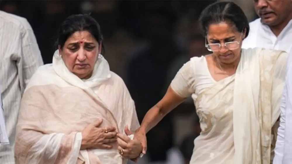 आंसुओं और खुशियों के बीच सुनेत्रा पवार का राजतिलक, बनी महाराष्ट्र की पहली महिला उपमुख्यमंत्री