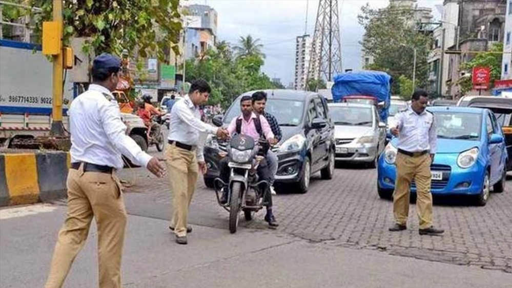 योगी सरकार का ट्रैफिक अवेयरनेस मंत्र हिट, पिछले वर्ष की तुलना में लगभग 4 लाख कम हुए चालान योगी सरकार का ट्रैफिक अवेयरनेस मंत्र हिट, पिछले वर्ष की तुलना में लगभग 4 लाख कम हुए चालान