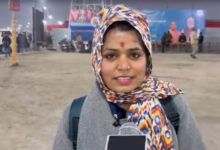 माघ मेला में दातुन बेचने आई लड़की, सुंदरता ने सोशल मीडिया पर मचाई हलचल, जानिए उसकी इमोशनल कहानी