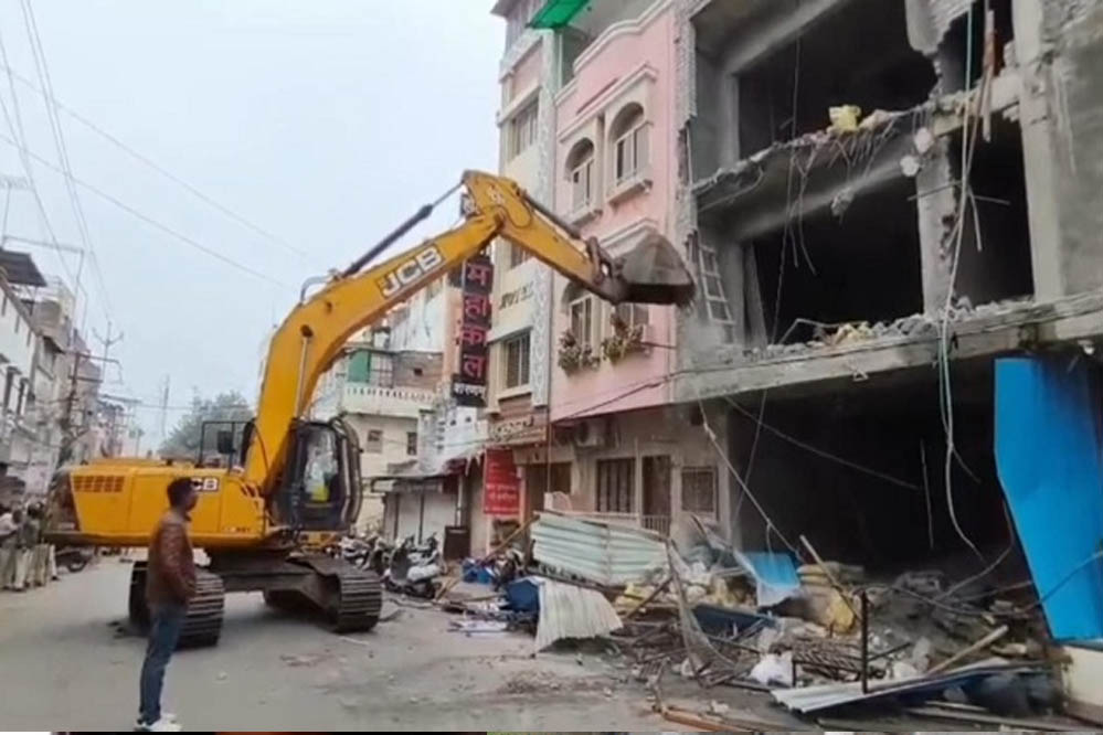 उज्जैन में महाकाल मंदिर के पास चला बुलडोजर, 3 मंजिला अवैध होटल को गिराया, मची अफरा-तफरी उज्जैन में महाकाल मंदिर के पास चला बुलडोजर, 3 मंजिला अवैध होटल को गिराया, मची अफरा-तफरी