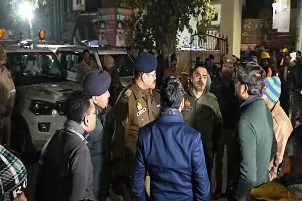 संभल में बिजली विभाग का बड़ा एक्शन: अवैध ई-रिक्शा चार्जिंग स्टेशन पकड़ा, JE ने किया सील संभल में बिजली विभाग का बड़ा एक्शन: अवैध ई-रिक्शा चार्जिंग स्टेशन पकड़ा, JE ने किया सील