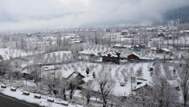 उत्तर भारत में कड़ाके की सर्दी, कश्मीर की झीलें बर्फ से ढकीं, हवाई यात्रा पर भी असर