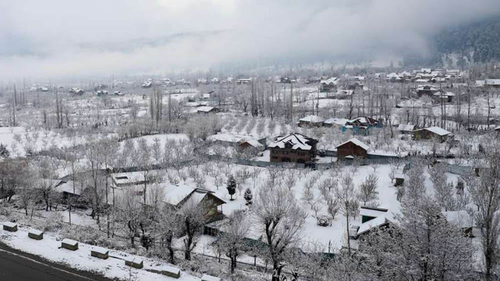 उत्तर भारत में कड़ाके की सर्दी, कश्मीर की झीलें बर्फ से ढकीं, हवाई यात्रा पर भी असर