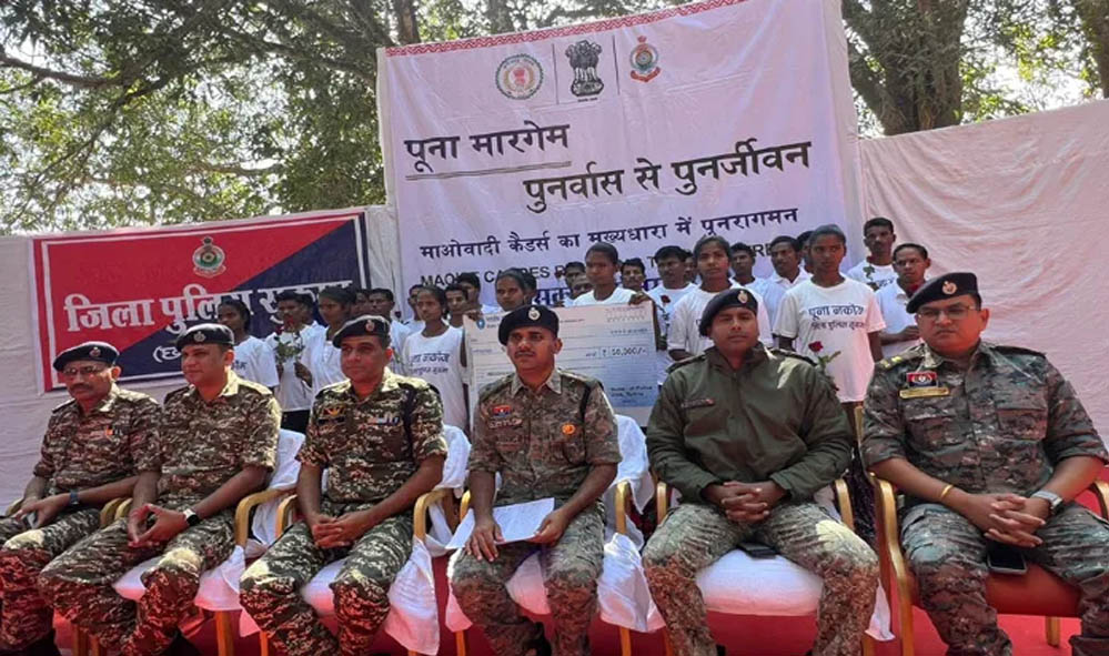 सुकमा में 26 नक्सलियों ने किया सरेंडर, 65 लाख का इनाम पाने वाले 13 माओवादियों समेत सात महिलाएं शामिल