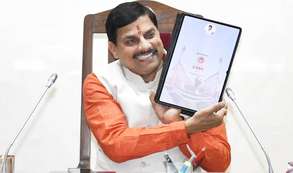 MP कैबिनेट हुई हाईटेक, CM मोहन यादव ने मंत्रियों को दिए टैबलेट; 1960 से अब तक के रिकॉर्ड अब डिजिटल