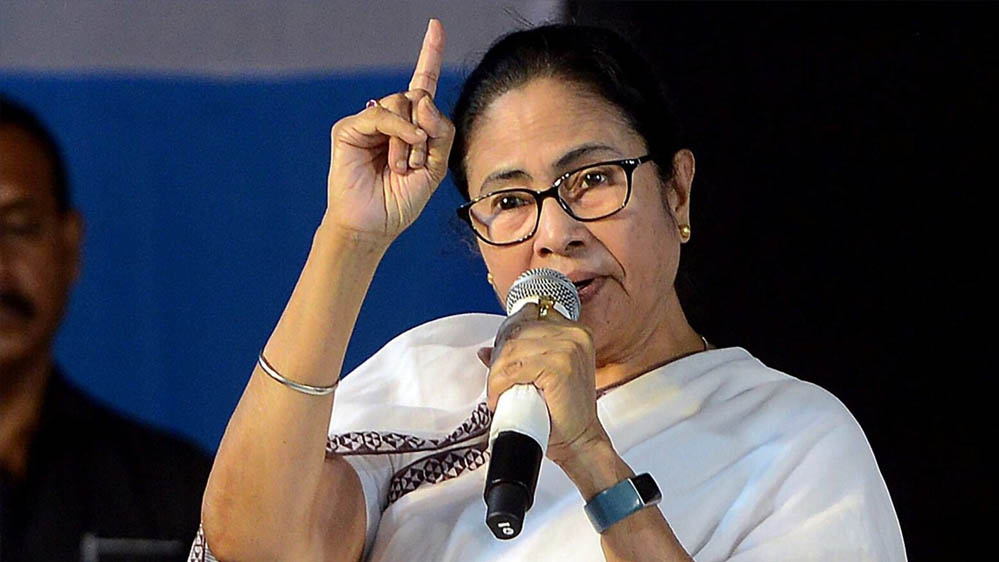 कोलकाता में ED की रेड के बीच ममता बनर्जी का बयान, बोलीं – गृहमंत्री लोकतंत्र नहीं बचा पा रहे