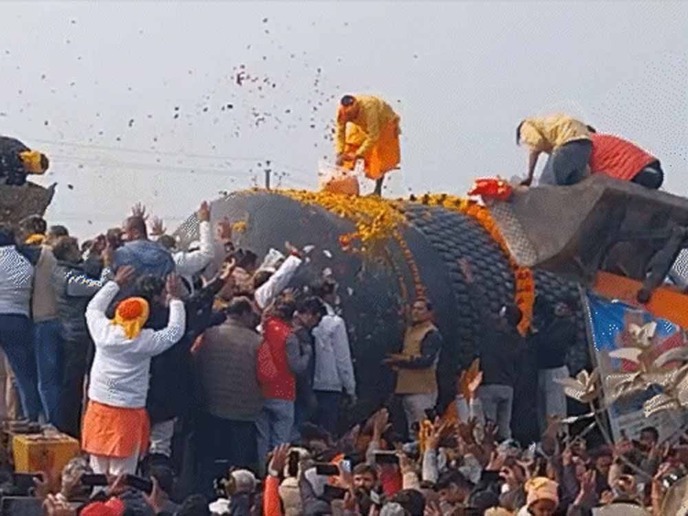 चम्पारण के विराट रामायण मंदिर में पहुंचा दुनिया का सबसे ऊंचा शिवलिंग, हेलिकॉप्टर से बरसेंगे फूल