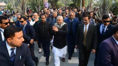 बिहार के मुख्यमंत्री नितीश और अधिकारीयों ने विभिन्न इलाकों का किया भ्रमण, लोगों का किया अभिवादन