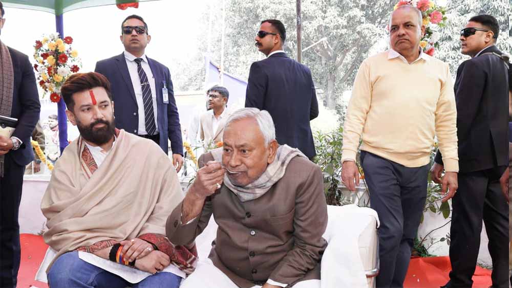 चिराग के दही-चूड़ा भोज में चेतन के पास पहुंचे CM नीतीश, विपक्ष ने NDA की ली चुटकी चिराग के दही-चूड़ा भोज में चेतन के पास पहुंचे CM नीतीश, विपक्ष ने NDA की ली चुटकी