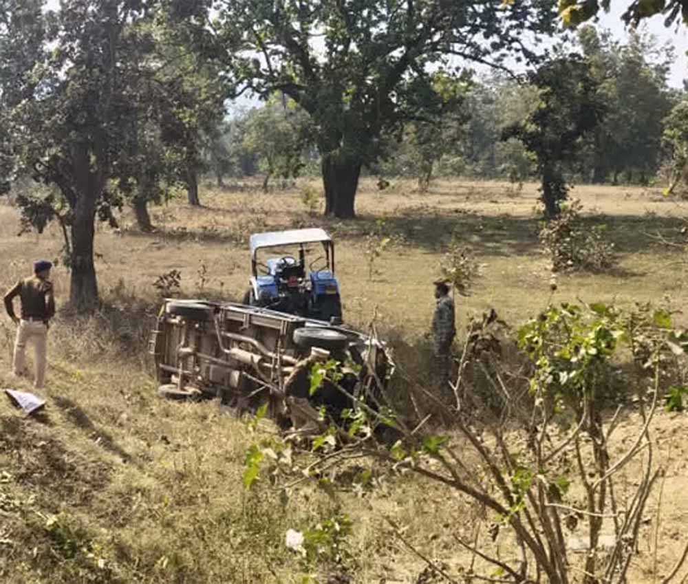 कांकेर में टैक्सी बेकाबू होकर नाले में जा गिरी, दो लोगों की मौत