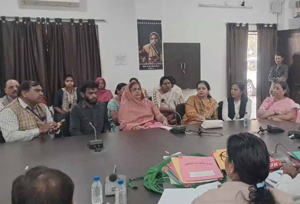 राज्य महिला आयोग की जनसुनवाई में उत्पीड़न के 35 प्रकरण आए, पति-पत्नी का विवाद सुलझाया राज्य महिला आयोग की जनसुनवाई में उत्पीड़न के 35 प्रकरण आए, पति-पत्नी का विवाद सुलझाया