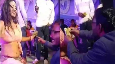 कोरिया में रोजगार सहायक को नौकरी से हटाया, डांसर पर उड़ाए थे नोट