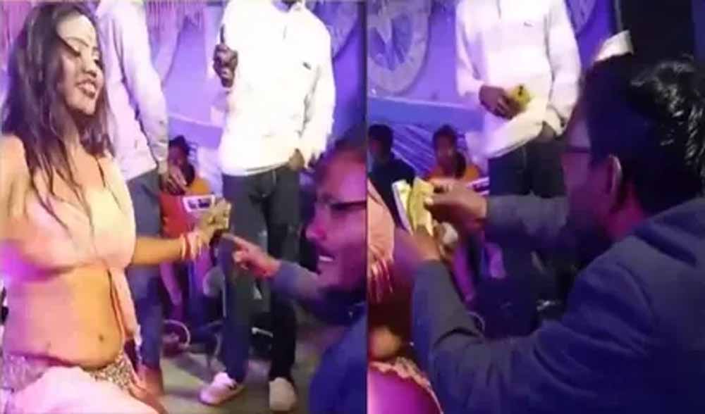 कोरिया में रोजगार सहायक को नौकरी से हटाया, डांसर पर उड़ाए थे नोट कोरिया में रोजगार सहायक को नौकरी से हटाया, डांसर पर उड़ाए थे नोट