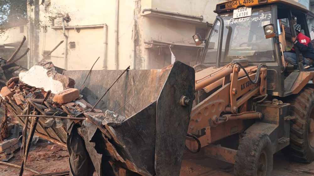 बच्ची से रेप के आरोपी का घर जमींदोज, नगर निगम का चला बुलडोजर