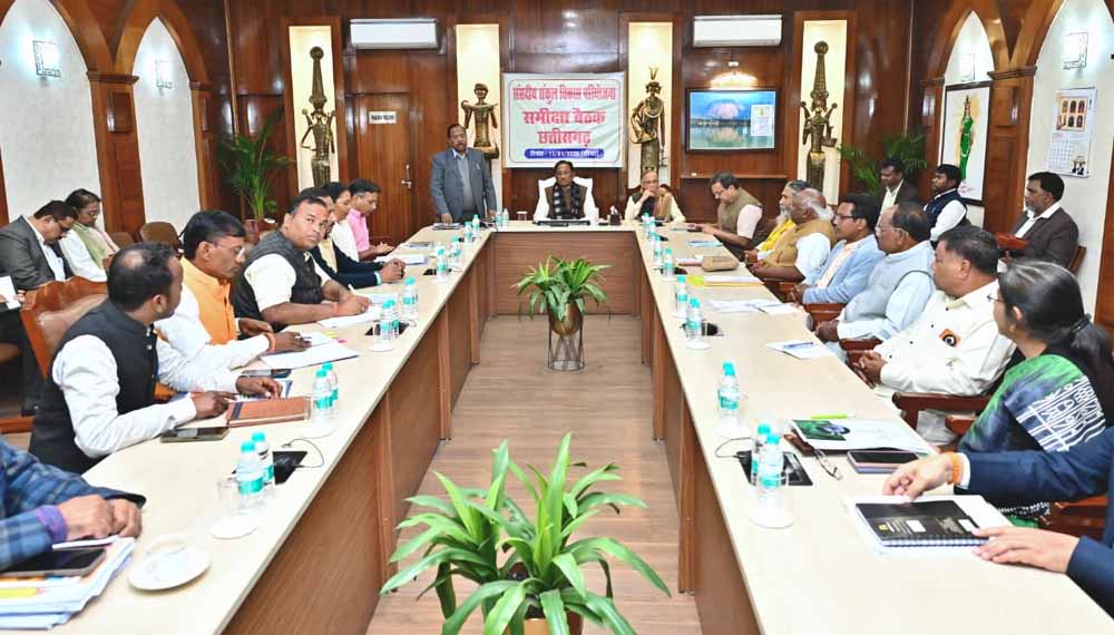 मुख्यमंत्री साय ने की सांसद संकुल विकास परियोजना की समीक्षा, जनजातीय विकास को मिलेगी गति