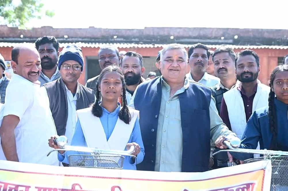 मंत्री राजेश अग्रवाल ने छात्राओं को साइकिल देकर बढ़ाई शिक्षा की प्रेरणा मंत्री राजेश अग्रवाल ने छात्राओं को साइकिल देकर बढ़ाई शिक्षा की प्रेरणा