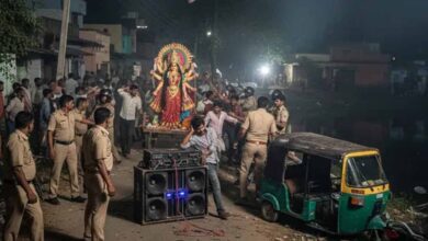 जुलूस के दौरान पथराव में कई पुलिस जवान घायल, डीजे बंद करवाने पर बवाल में 10 गिरफ्तार जुलूस के दौरान पथराव में कई पुलिस जवान घायल, डीजे बंद करवाने पर बवाल में 10 गिरफ्तार