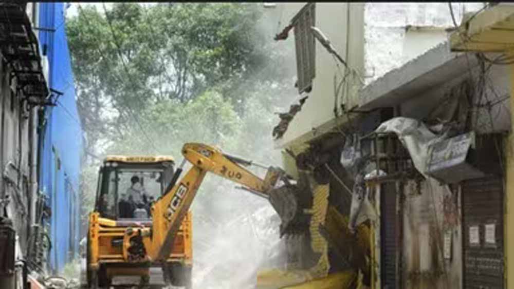 रांची में लगातार 5 घंटे तक गरजा बुलडोजर, अतिक्रमण कर बनाए 50 निर्माण तोड़े