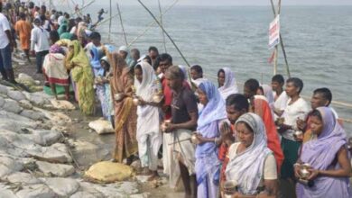 माघी मेले में की इष्टदेवों की आराधना, आदिवासी धर्मगुरुओं ने गंगा में लगाई आस्था की डुबकी