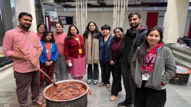 छात्रों ने जानी परंपरा की कला, ठप्पा छपाई से लेकर बहते पानी में कपड़े धोने की तकनीक सीखी