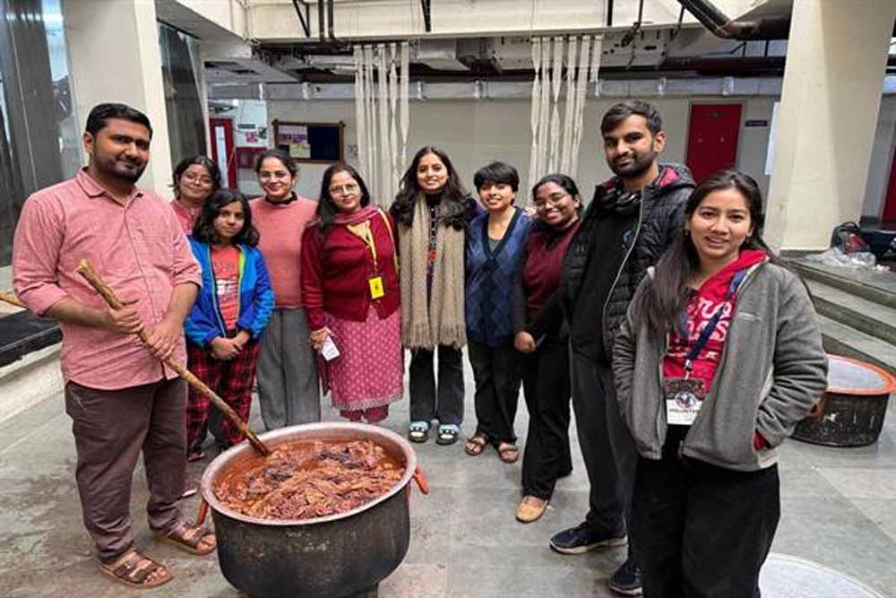 छात्रों ने जानी परंपरा की कला, ठप्पा छपाई से लेकर बहते पानी में कपड़े धोने की तकनीक सीखी छात्रों ने जानी परंपरा की कला, ठप्पा छपाई से लेकर बहते पानी में कपड़े धोने की तकनीक सीखी