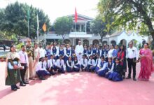 स्कूल के विद्यार्थियों ने लोकभवन का किया भ्रमण