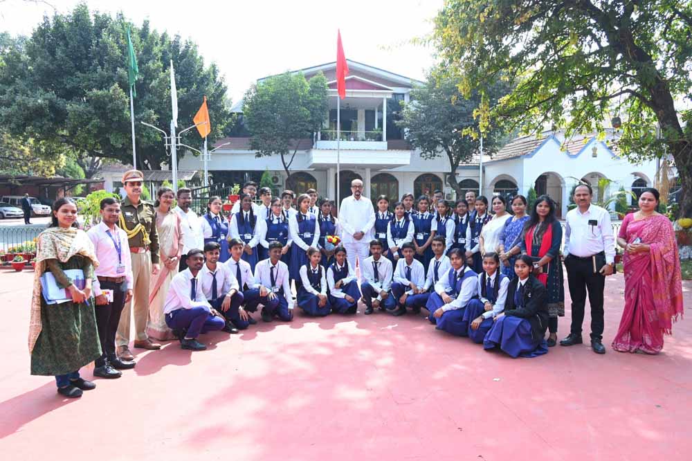 स्कूल के विद्यार्थियों ने लोकभवन का किया भ्रमण स्कूल के विद्यार्थियों ने लोकभवन का किया भ्रमण