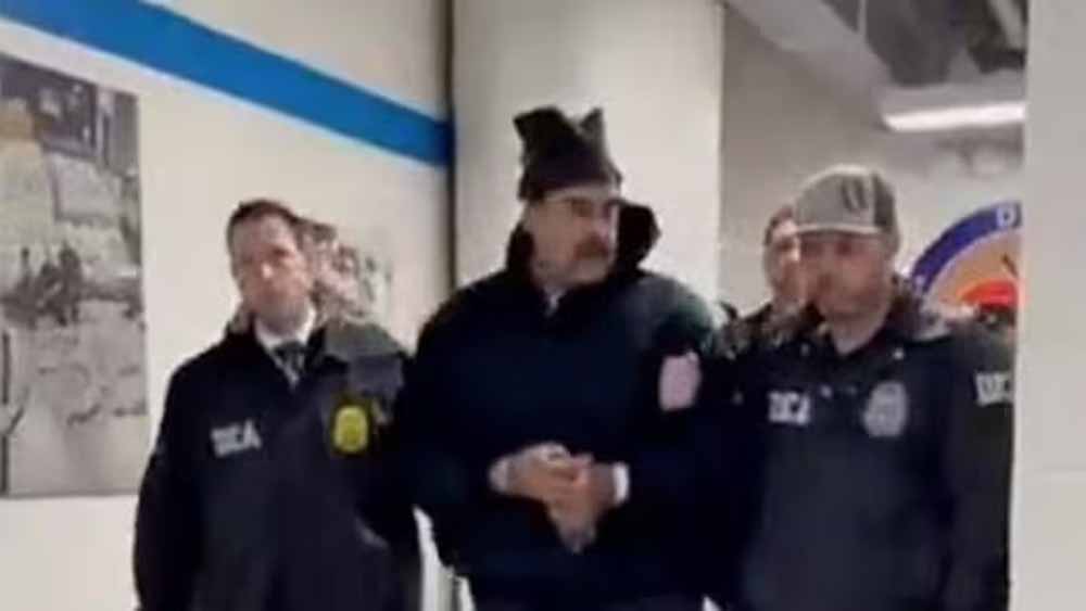 मादुरो के हाथों में हथकड़ी और डिटेंशन सेंटर नया ठिकाना, वेनेजुएला के राष्ट्रपति की आई पहली तस्वीर मादुरो के हाथों में हथकड़ी और डिटेंशन सेंटर नया ठिकाना, वेनेजुएला के राष्ट्रपति की आई पहली तस्वीर