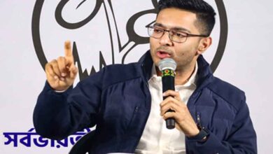 अभिषेक बनर्जी के हेलीकॉप्टर को उड़ान की मंजूरी में देरी, केंद्र सरकार पर साजिश का आरोप अभिषेक बनर्जी के हेलीकॉप्टर को उड़ान की मंजूरी में देरी, केंद्र सरकार पर साजिश का आरोप