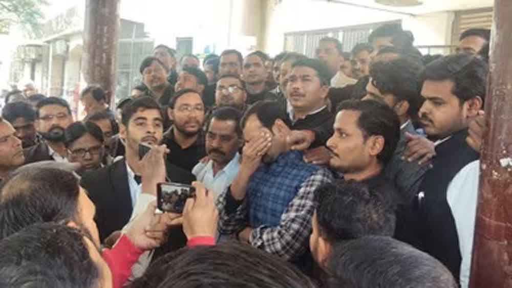 ASP अनुज चौधरी पर FIR के आदेश के बाद जज का तबादला, संभल के वकीलों में उबाल