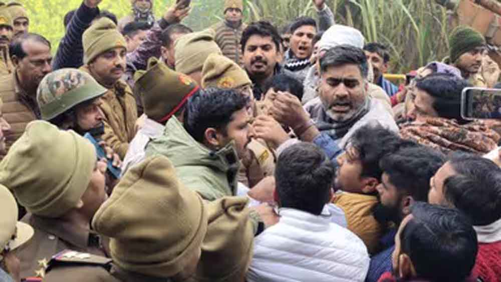 रूबी के घर जाने से रोके गए अतुल प्रधान, समर्थकों संग हुई धक्कामुक्की, धरने पर बैठे विधायक रूबी के घर जाने से रोके गए अतुल प्रधान, समर्थकों संग हुई धक्कामुक्की, धरने पर बैठे विधायक