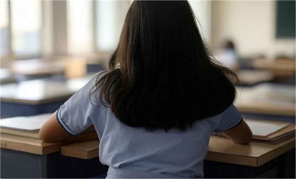 बांदा स्कूल हादसा: लापरवाही का खामियाजा, छात्रा की आंखों की रोशनी गई, प्रधानाध्यापक पर FIR बांदा स्कूल हादसा: लापरवाही का खामियाजा, छात्रा की आंखों की रोशनी गई, प्रधानाध्यापक पर FIR