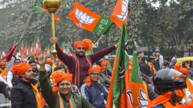 नागपुर में BJP उम्मीदवार की घेराबंदी, नामांकन वापसी के विरोध में समर्थकों ने घर में किया नजरबंद नागपुर में BJP उम्मीदवार की घेराबंदी, नामांकन वापसी के विरोध में समर्थकों ने घर में किया नजरबंद