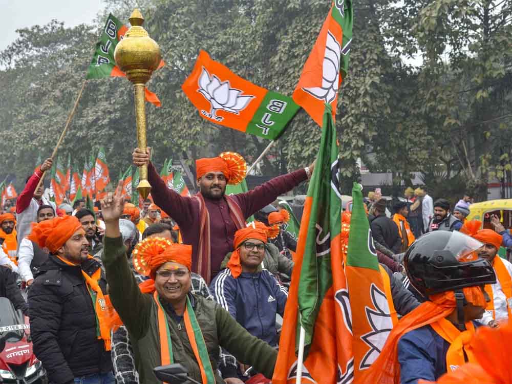 नागपुर में BJP उम्मीदवार की घेराबंदी, नामांकन वापसी के विरोध में समर्थकों ने घर में किया नजरबंद नागपुर में BJP उम्मीदवार की घेराबंदी, नामांकन वापसी के विरोध में समर्थकों ने घर में किया नजरबंद