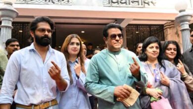 बीएमसी चुनाव में गड़बड़ी का आरोप: वोटर्स की अंगुलियों से मिटा स्याही का निशान, राज ठाकरे ने उठाए सवाल बीएमसी चुनाव में गड़बड़ी का आरोप: वोटर्स की अंगुलियों से मिटा स्याही का निशान, राज ठाकरे ने उठाए सवाल