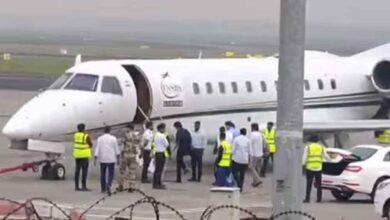 चार्टर्ड विमान से दिल्ली पहुंचे विजय, करूर भगदड़ केस में CBI के सामने पेश; दफ्तर के बाहर जुटी भीड़