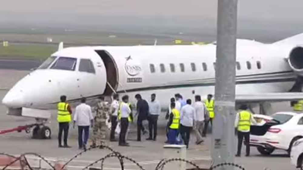 चार्टर्ड विमान से दिल्ली पहुंचे विजय, करूर भगदड़ केस में CBI के सामने पेश; दफ्तर के बाहर जुटी भीड़