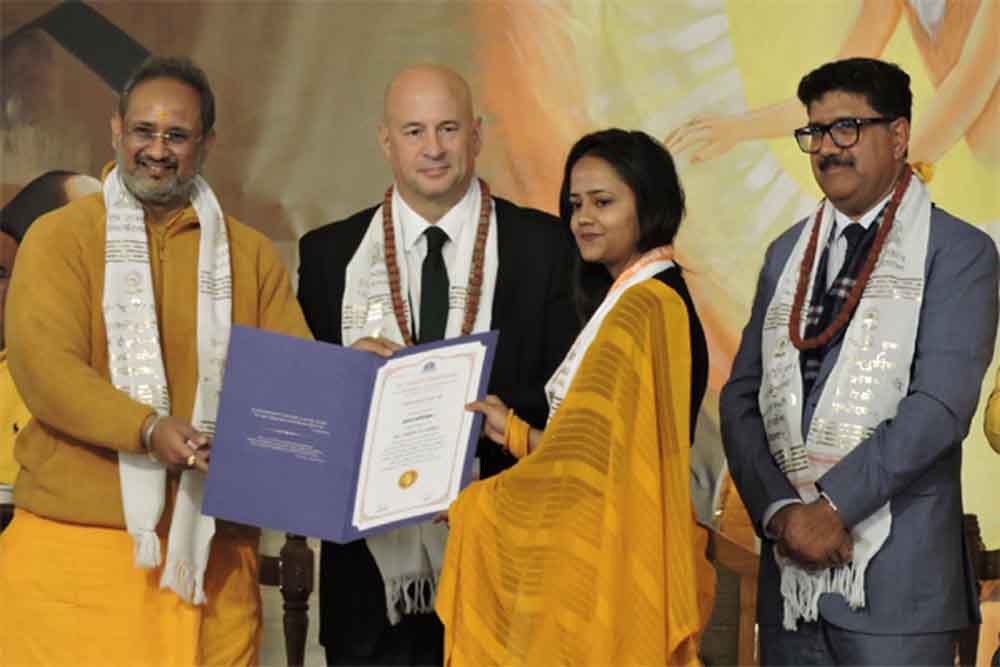 शिक्षा का उद्देश्य: बाहर की आग बुझाना और भीतर की चेतना जगाना – डॉ. चिन्मय पण्ड्या शिक्षा का उद्देश्य: बाहर की आग बुझाना और भीतर की चेतना जगाना – डॉ. चिन्मय पण्ड्या