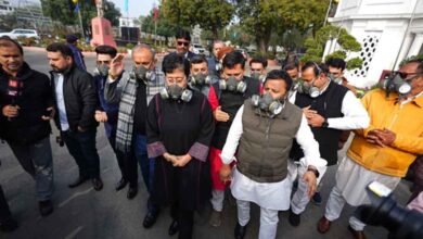 दिल्ली प्रदूषण पर सियासत तेज: ‘आप’ विधायकों का विधानसभा परिसर में प्रदर्शन