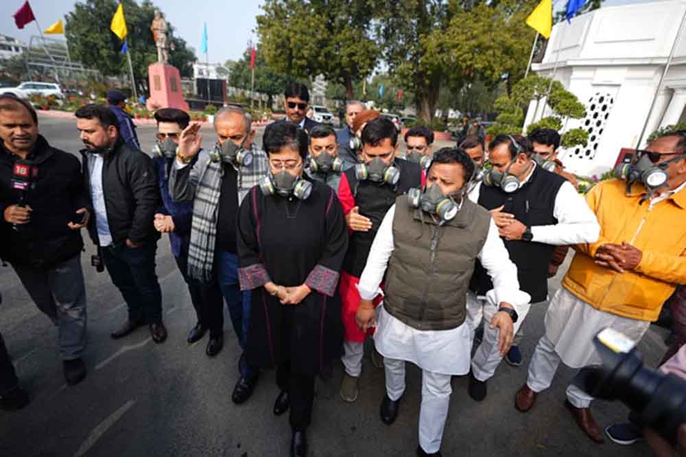 दिल्ली प्रदूषण पर सियासत तेज: ‘आप’ विधायकों का विधानसभा परिसर में प्रदर्शन दिल्ली प्रदूषण पर सियासत तेज: ‘आप’ विधायकों का विधानसभा परिसर में प्रदर्शन