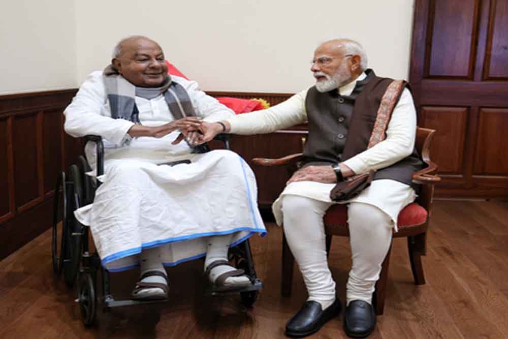 प्रधानमंत्री मोदी ने HD देवगौड़ा से की सौजन्य मुलाकात, विकास में योगदान की सराहना प्रधानमंत्री मोदी ने HD देवगौड़ा से की सौजन्य मुलाकात, विकास में योगदान की सराहना