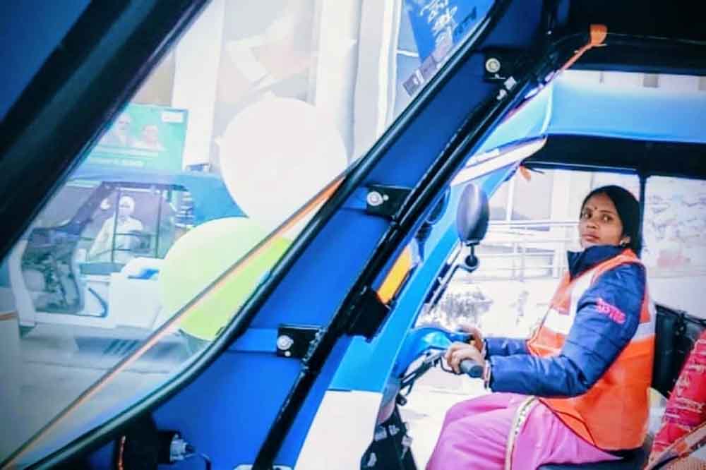 दिन-रात बेखौफ फर्राटा भरती हैं ट्रेनर दीदी और 60 सहेलियां, सेफ मोबिलिटी से बन रहीं लखपति