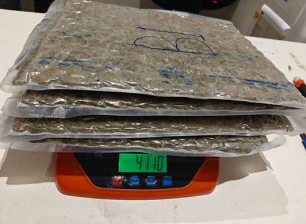 अहमदाबाद एयरपोर्ट पर बड़ा ड्रग्स रैकेट बेनकाब, 12.50 करोड़ की खेप जब्त, 4 तस्कर गिरफ्तार अहमदाबाद एयरपोर्ट पर बड़ा ड्रग्स रैकेट बेनकाब, 12.50 करोड़ की खेप जब्त, 4 तस्कर गिरफ्तार