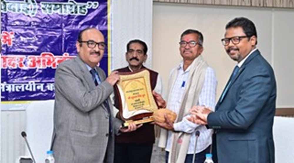 सम्मान के साथ विदाई: मुख्य सचिव कार्यालय के अवर सचिव अरूण कुमार हिंगवे सहित दफ्तरी खुमान सिंह व कन्हैया लाल सेवानिवृत्त सम्मान के साथ विदाई: मुख्य सचिव कार्यालय के अवर सचिव अरूण कुमार हिंगवे सहित दफ्तरी खुमान सिंह व कन्हैया लाल सेवानिवृत्त